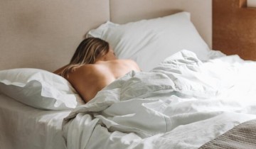 Que choisir comme oreiller quand on dort sur le ventre ?